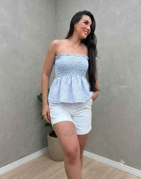 Top bandeau bordado azul con short blanco